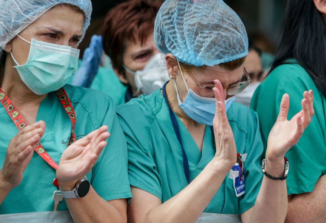 Sanitarios del Hospital Severo Ochoa de Leganés aplauden durante el homenaje al enfermero de quirófano de 57 años fallecido por Covid-19