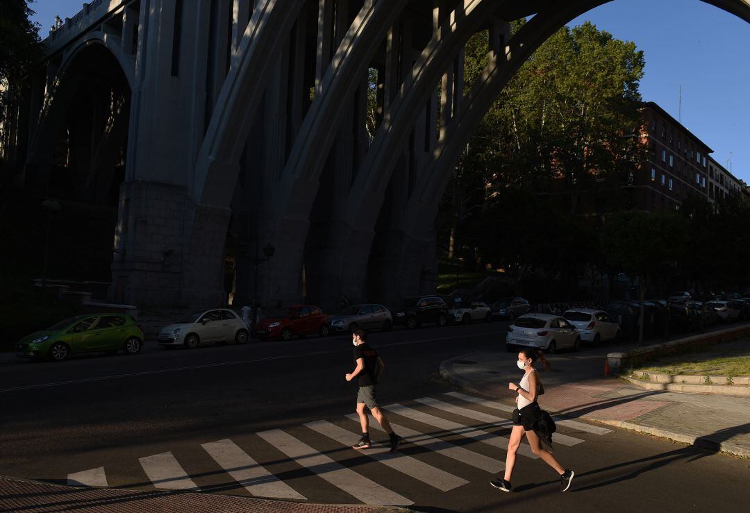 Dos runners hacen deporte en las calles de Madrid