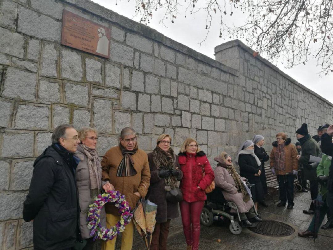 Los sobrinos de D. Antonio Palenzuela posan junto a la placa, que recuerda su figura, en uno de los muros de la residencia de Las Hermanitas de los pobres en el homenaje del 2019 