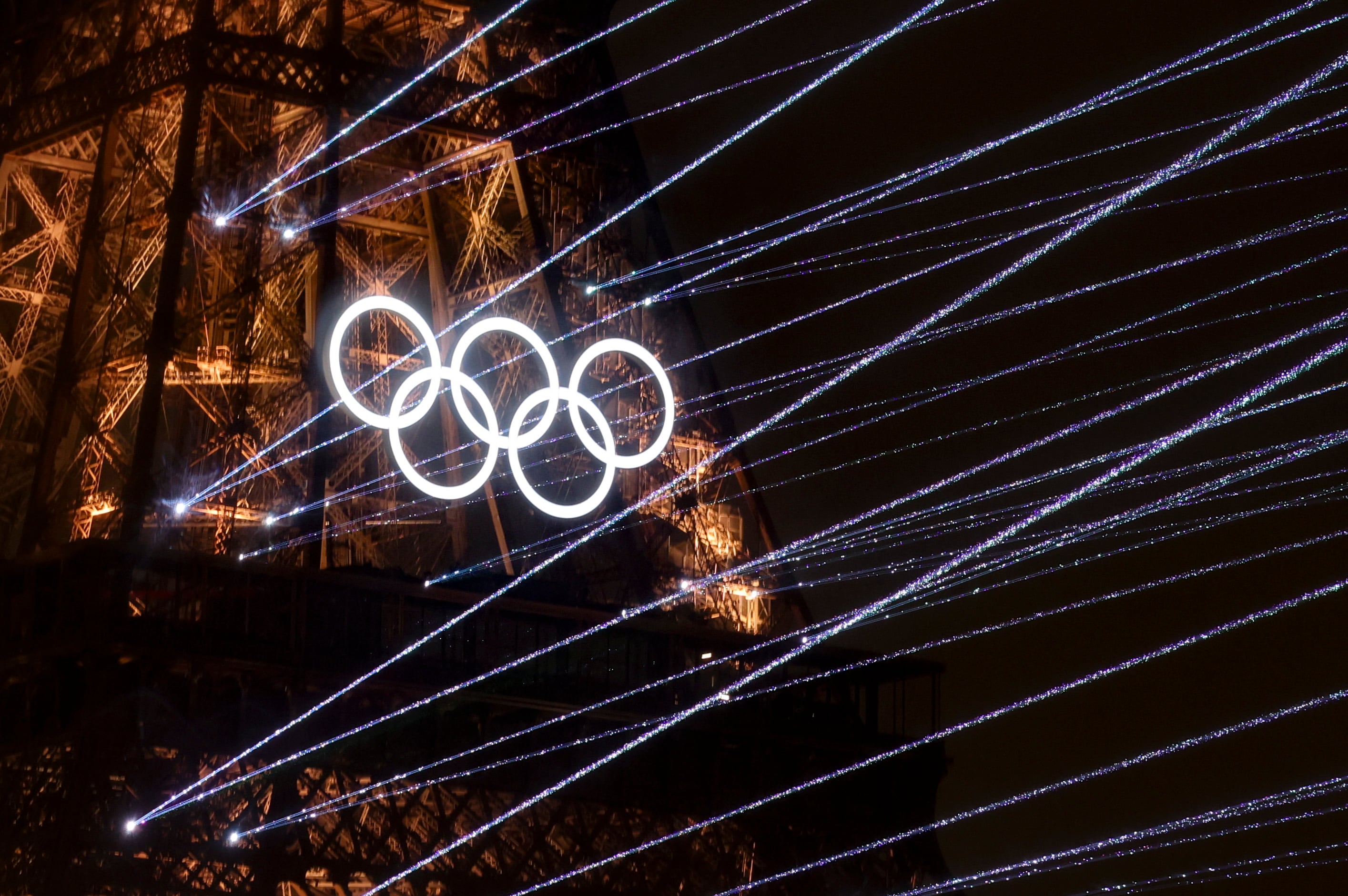 La Torre Eiffel iluminada durante la ceremonia de inauguración de los Juegos Olímpicos de París 2024, este viernes en la capital francesa. EFE/Sahenka Gutiérrez