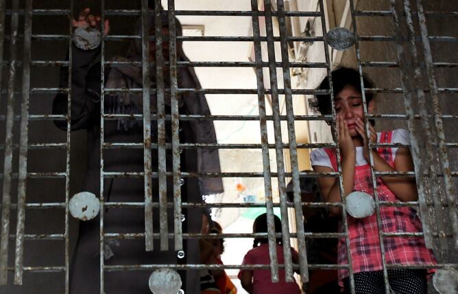 Una pariente de la niña palestina de Abu Nour hasera, quien murió en un ataque aéreo israelí, llora durante su funeral en Gaza.