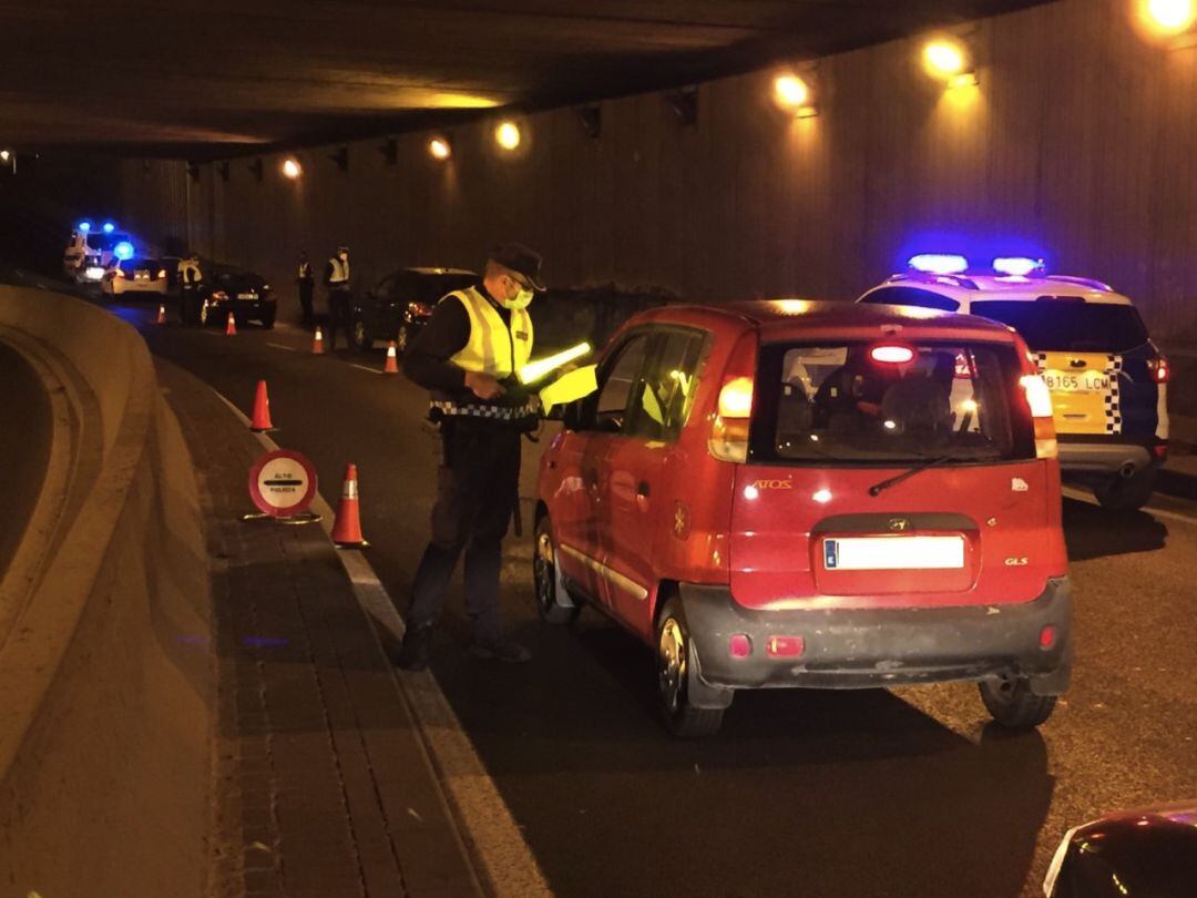 Control policial en la Avenida de Dénia