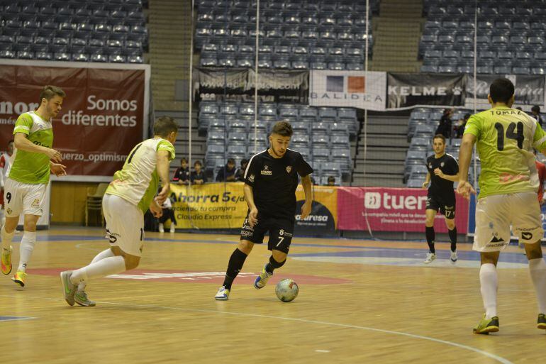 JuanjoCatela conduce el balón ante la presión de tres jugadores del Palma Futsal