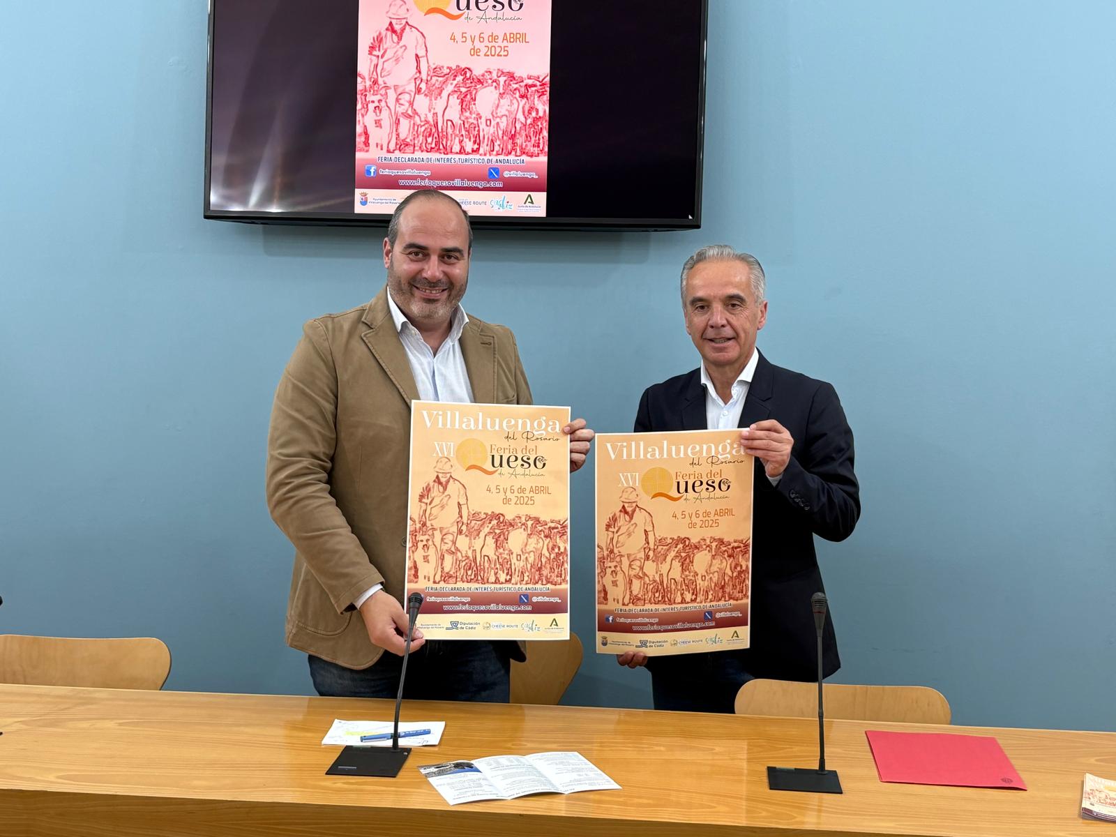 Antonio Aragón conel alcalde de Villaluenga presentando la Feria del Queso.