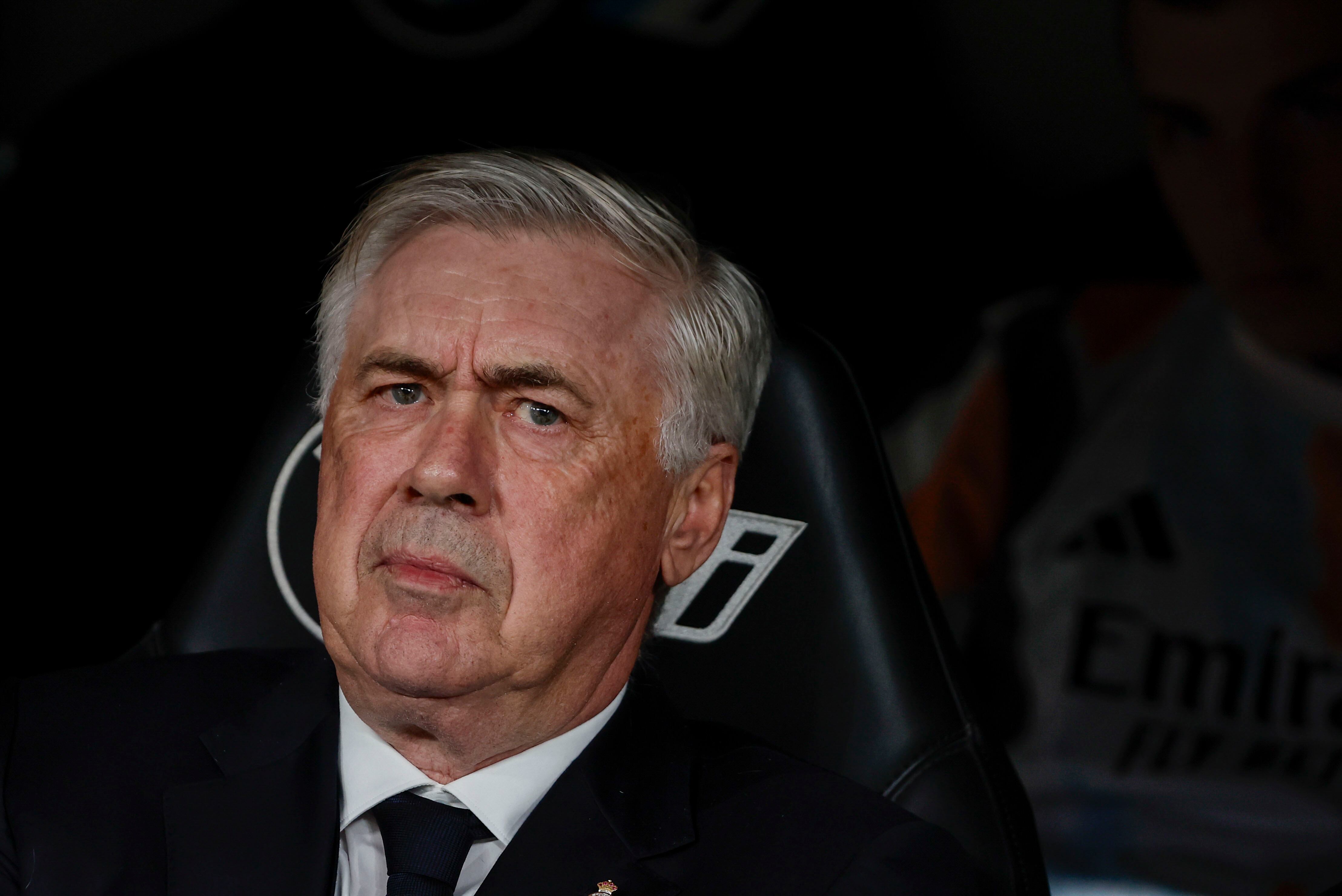 Carlo Ancelotti, se sienta en el banquillo antes del partido de LaLiga disputado este sábado en el estadio Santiago Bernabéu en Madrid