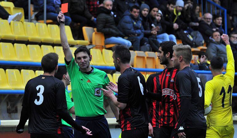 L'àrbitre Herrero Arenas expulsa a Benito abans del descans. 