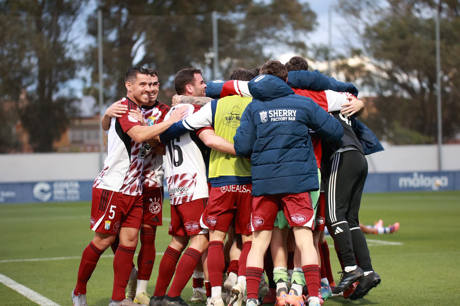 Los jugadores del Xerez CD celebran uno de los goles ante el Malaga B