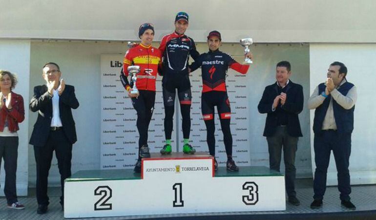 Javi Ruiz de Larrinaga en el podio de Torrelavega. El domingo fue segundo.