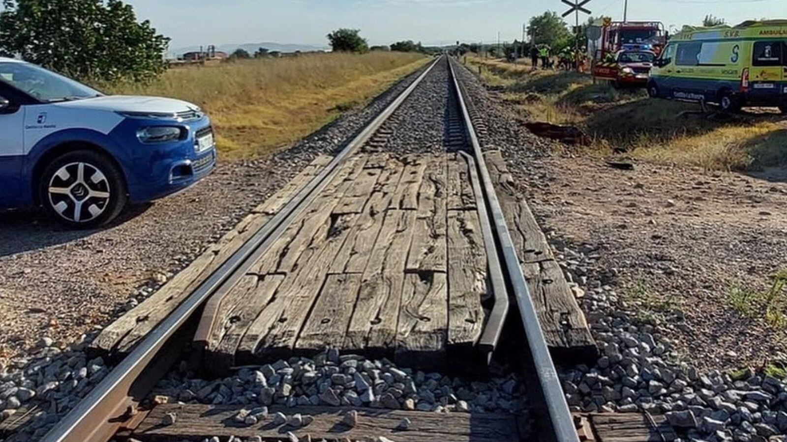 Imagen del paso a nivel sin barreras en donde se ha producido el siniestro, que se ha cobrado la vida de una niña de 18 meses