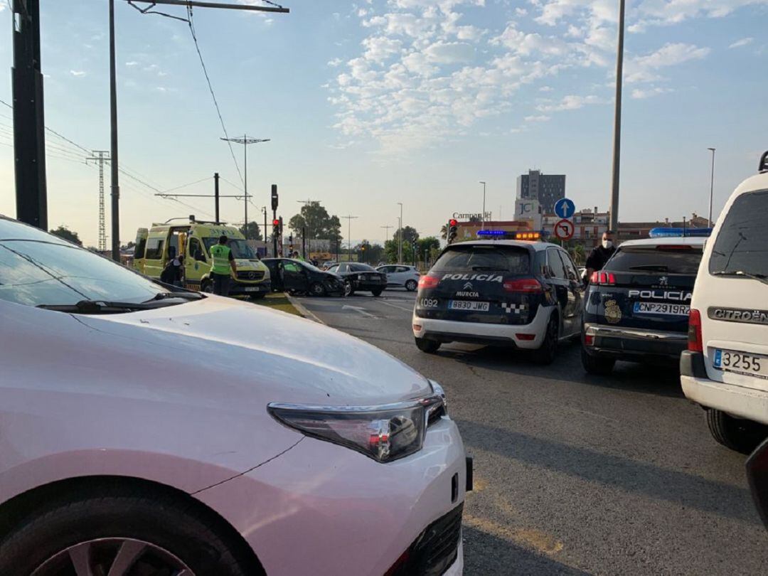 Hasta el lugar del accidente se han trasladado dos patrullas de la Policía Local y una ambulancia del servicio de emergencias