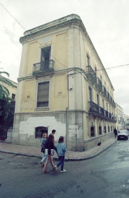 Vista del edificio Carbonell, actual sede de Vimcorsa, en 1993, antes de la reforma que peatonalizaría el eje Tendillas Mezquita.