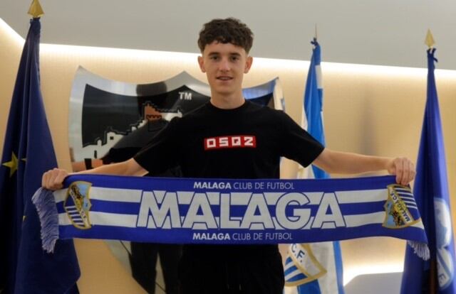 El centrocampista del Málaga Aarón Ochoa renueva tres temporadas con el Málaga