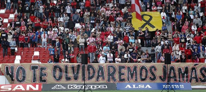 Unas diez mil personas han asistido a la misa en memoria del entrenador Manolo Preciado, fallecido el pasado jueves, que se ha celebrado en el estadio de fútbol de El Molinón