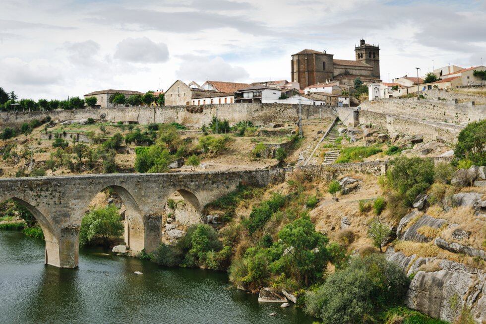 Ledesma (Salamanca), declarado Conjunto Histórico-Artístico en 1975, se mezclan los grandes monumentos históricos, como la Iglesia de Santa María la Mayor o la Casa Consistorial con los antiguos palacios de los siglos XV-XIX de los hidalgos y de la nacien