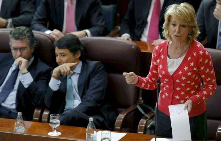 La expresidenta de la Comunidad de Madrid, Esperanza Aguirre; el exconsejero de Presidencia, Justicia e Interior, Francisco Granados (i), y el exvicepresidente de la comunidad, Ignacio González, durante un pleno celebrado en la Asamblea de Madrid en 2009.