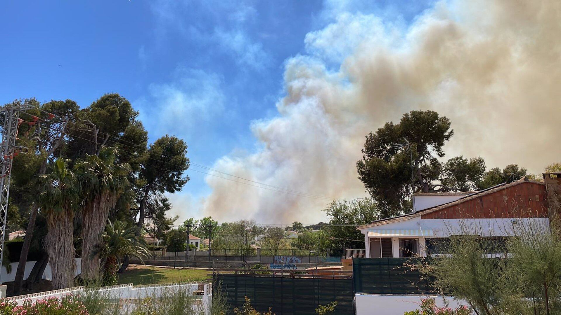 Incendio forestal declarado en la urbanización Masía de Traver, en Riba-roja de Túria (Valencia).