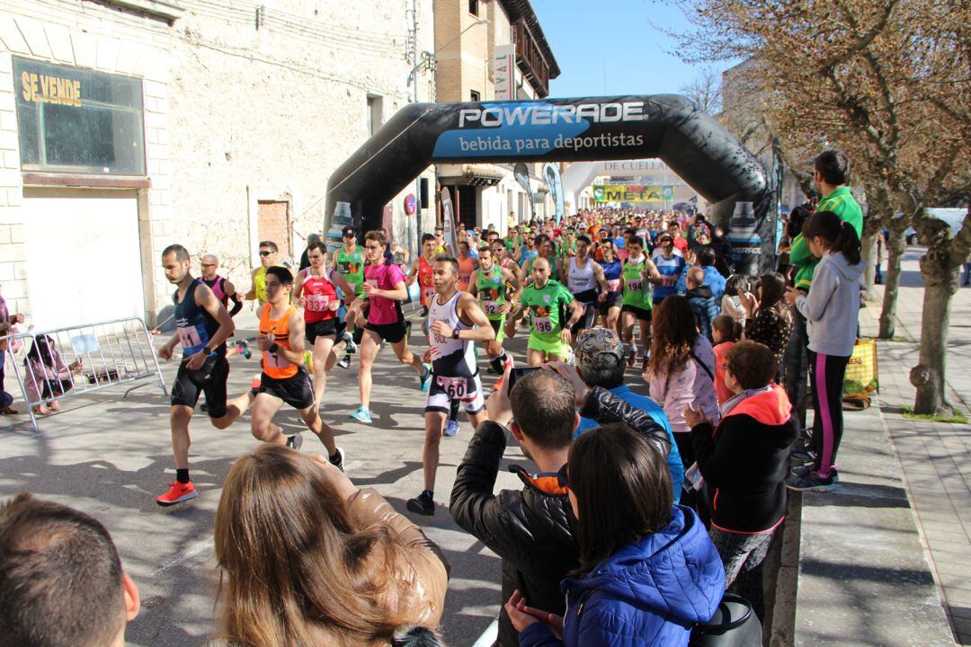 Los atletas toman la salida en la VIII Carrera Murallas de Cuéllar