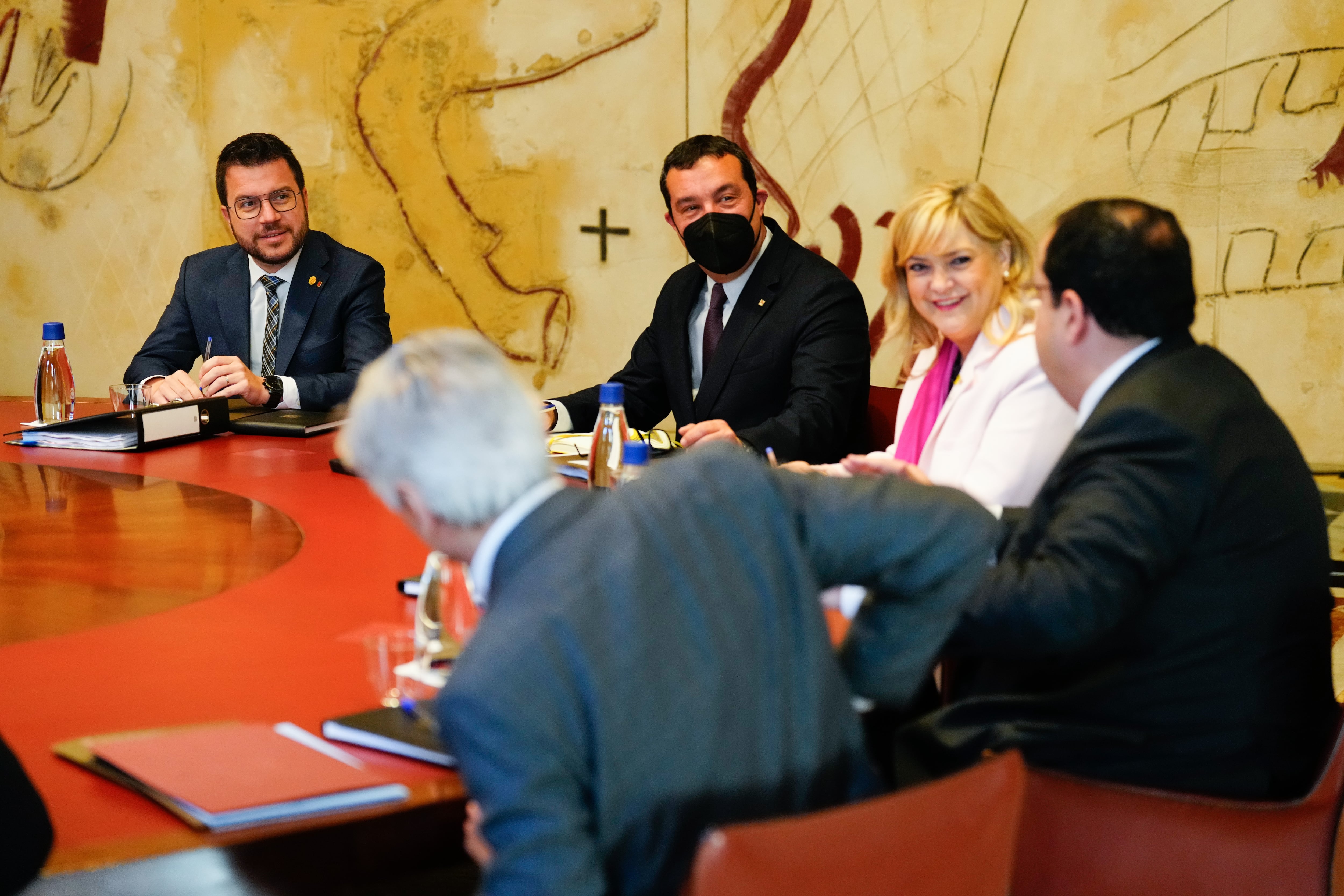 El presidente de la Generalitat, Pere Aragonès (i), durante la reunión semanal del gobierno catalán que se ha celebrado este martes en plena polémica por el espionaje telefónico a políticos y activistas catalanes.