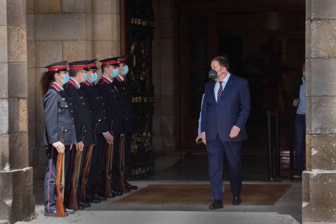 El líder de ERC, Oriol Junqueras, sale del Parlament tras la investidura del candidato de su partido como nuevo presidente de la Generalitat