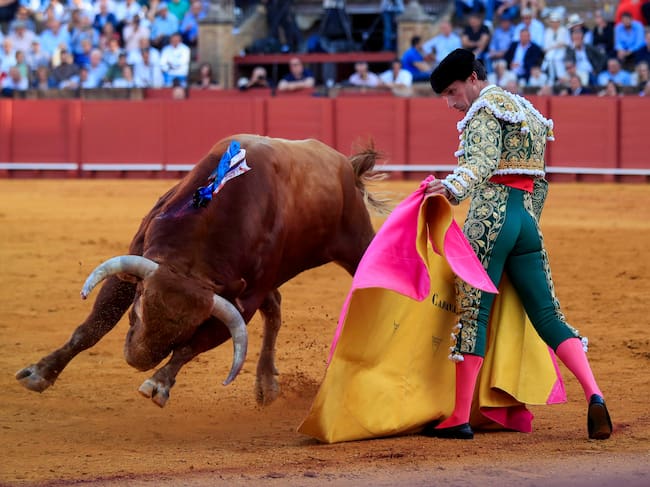SEVILLA, 19/04/2023.- El torero Alfonso Cadaval durante la faena a su primer toro, de la ganadería de Santiago Domecq, en la tercera corrida de abono de la Feria de Abril esta tarde en la plaza de la Real Maestranza de Sevilla. EFE/ Julio Muñoz