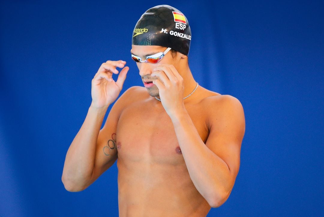 Hugo González, instantes antes de saltar a la piscina olímpica