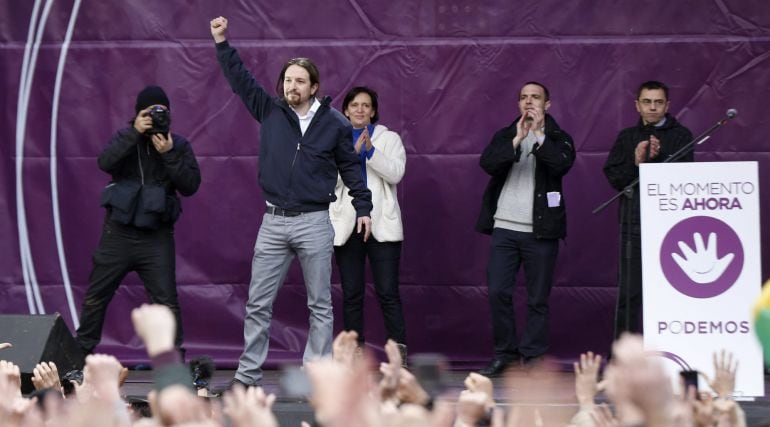 El secretario general de Podemos, Pablo Iglesias, durante su intervención desde el escenario instalado en la Puerta del Sol de Madrid, donde ha concluido la &#039;marcha del cambio&#039;.