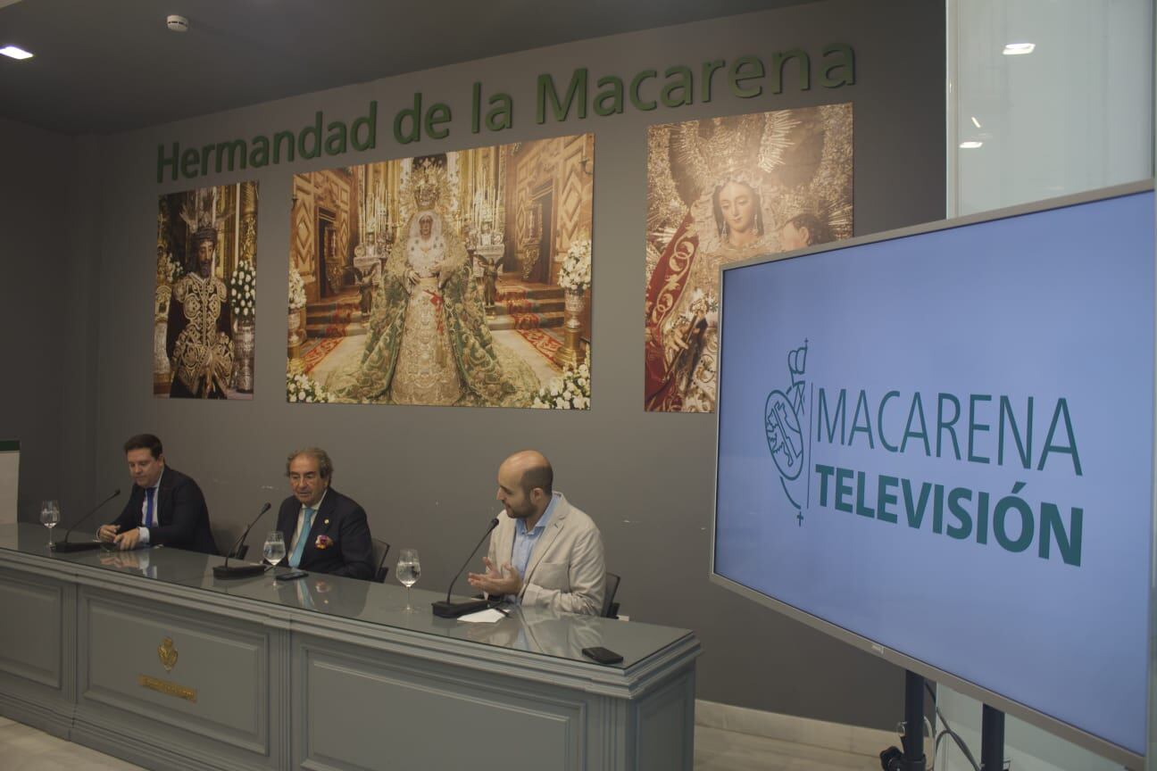 El hermano mayor de la Macarena, José Antonio Fernández Cabrero -en el centro de la imagen-, presidió el acto de presentación del nuevo canal televisivo