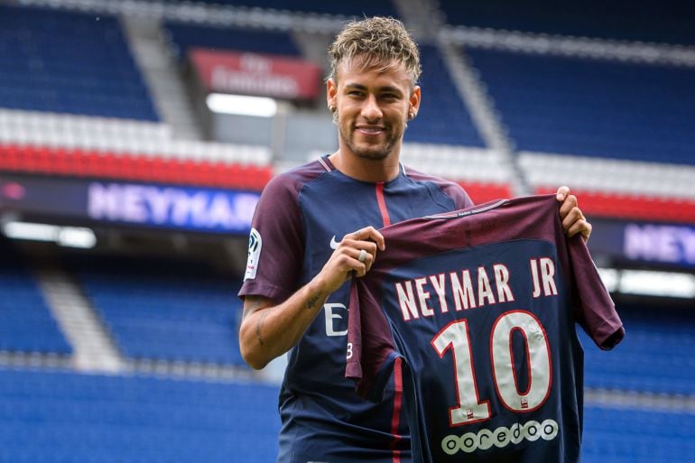 Neymar con su nueva equipación durante la presentación. 