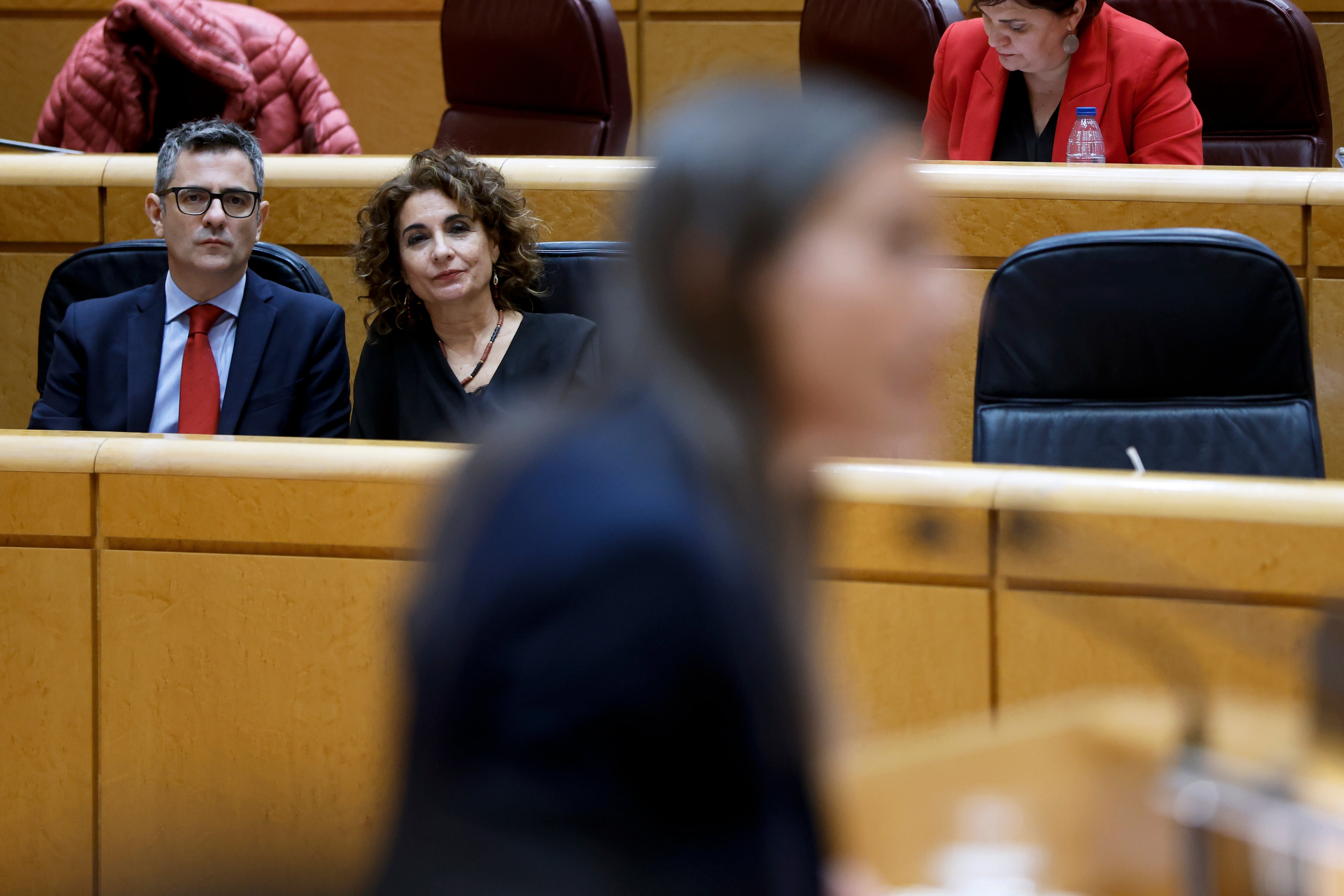 El ministro de la Presidencia, Félix Bolaños y la vicepresidenta primera, María Jesús Montero, escuchan la intervención de la portavoz de Junts, Míriam Nogueras, durante el pleno del Congreso