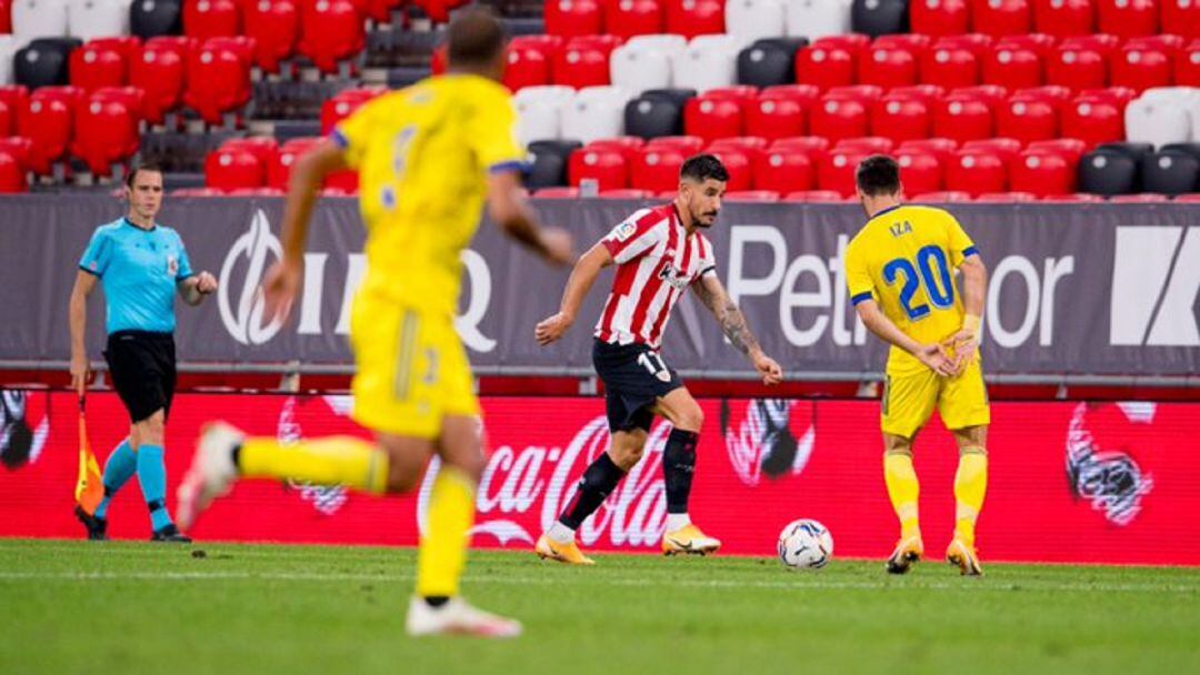 Yuri Berchiche conduce el balón durante el partido ante el Cádiz