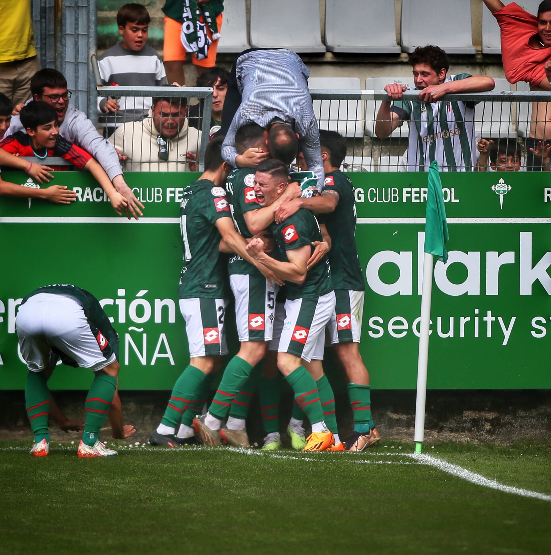 Los jugadores del Racing celebran el gol de Luis Chacón ante el Badajoz en A Malata (foto: Cadena SER)