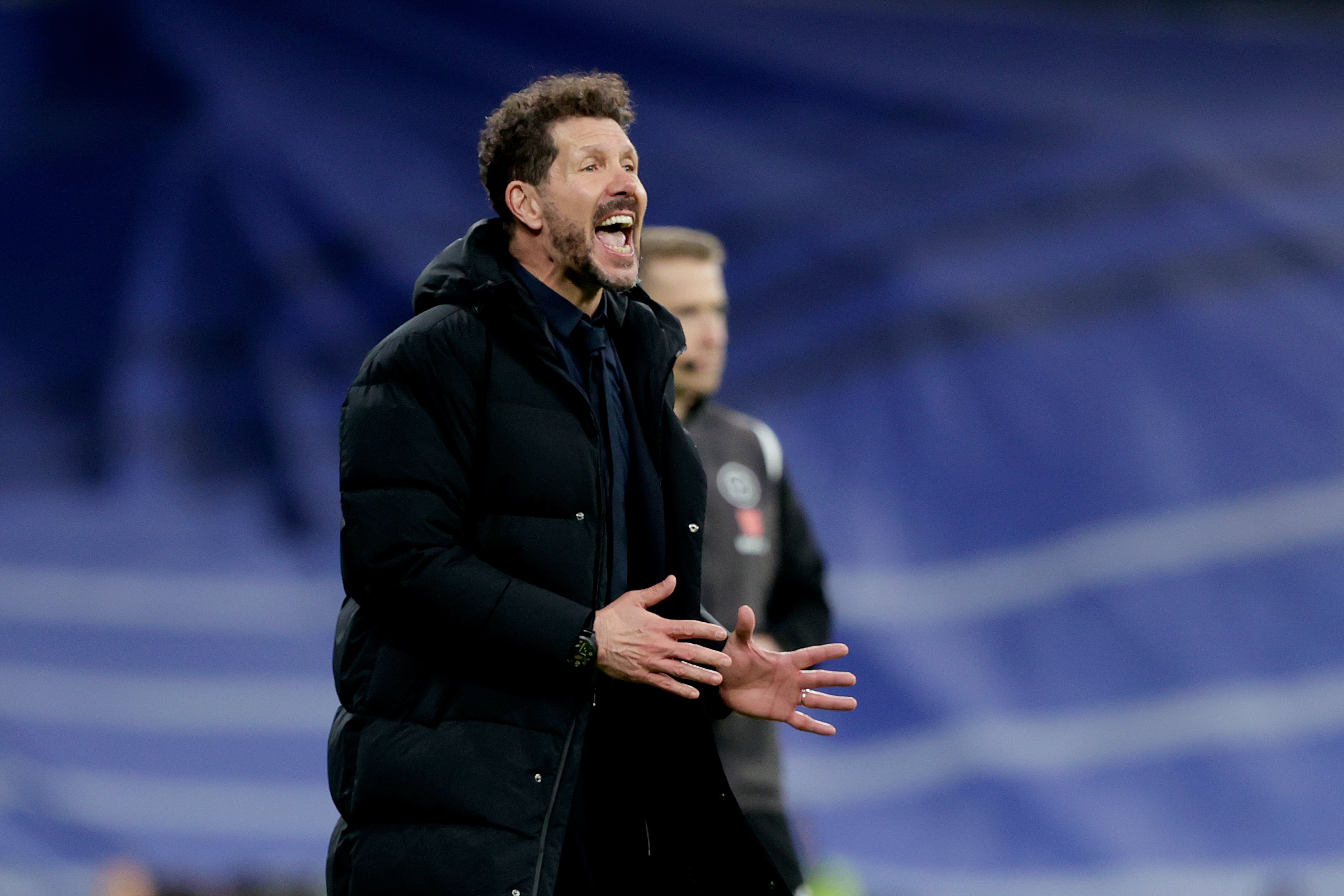 Diego Pablo Simeone da instrucciones desde la banda durante el Real Madrid 3-1 Atlético de Madrid.