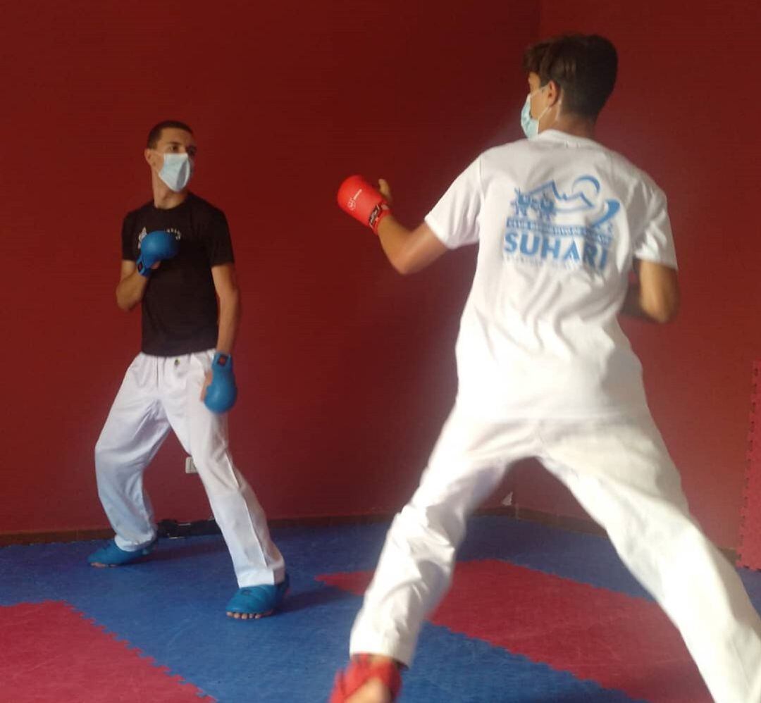 Javier Plaza (de negro), entrenando con un compañero del club.