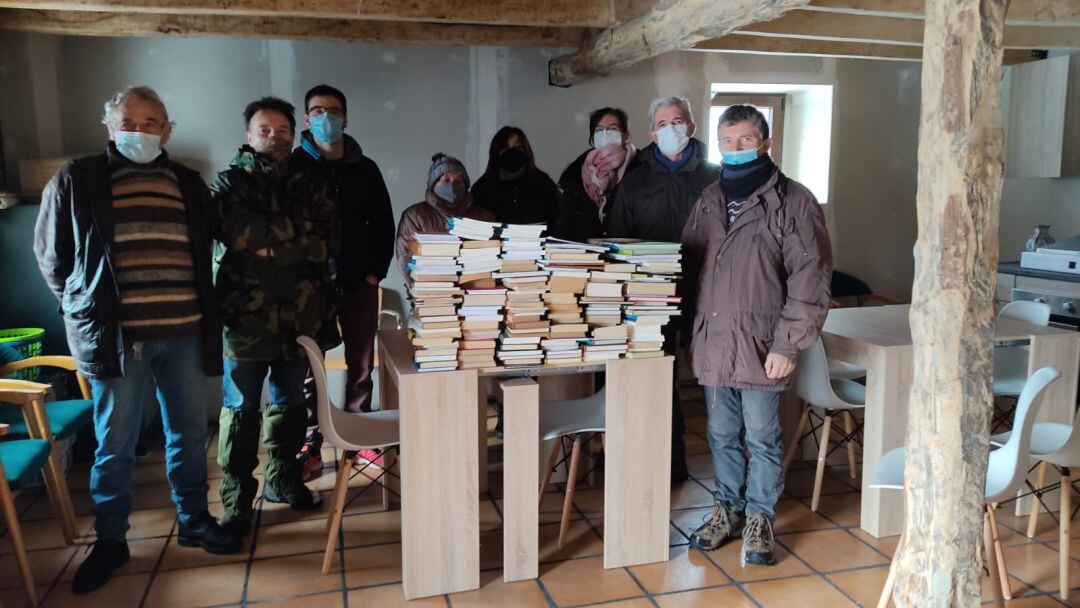 Momento de la entrega del lote de 200 libros por parate de la Asociación La Braña a la pedanía de Nava de Santullán