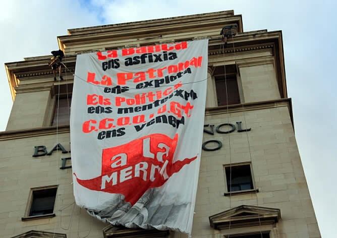 Un grupo de activistas &#039;okupa&#039; la antigua sede del Banco Español de Crédito de Barcelona