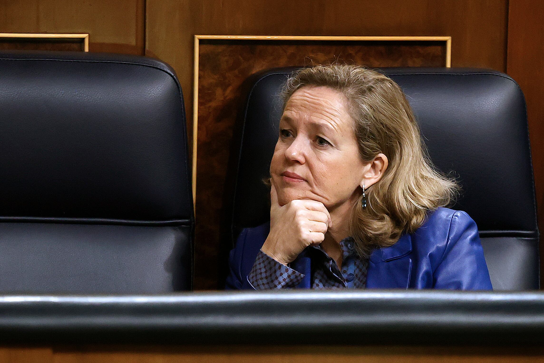 MADRID, 15/12/2022.- La vicepresidenta primera del Gobierno y ministra de Economía, Nadia Calviño toma siento durante el pleno del Congreso celebrado este jueves en Madrid. EFE/ Juan Carlos Hidalgo