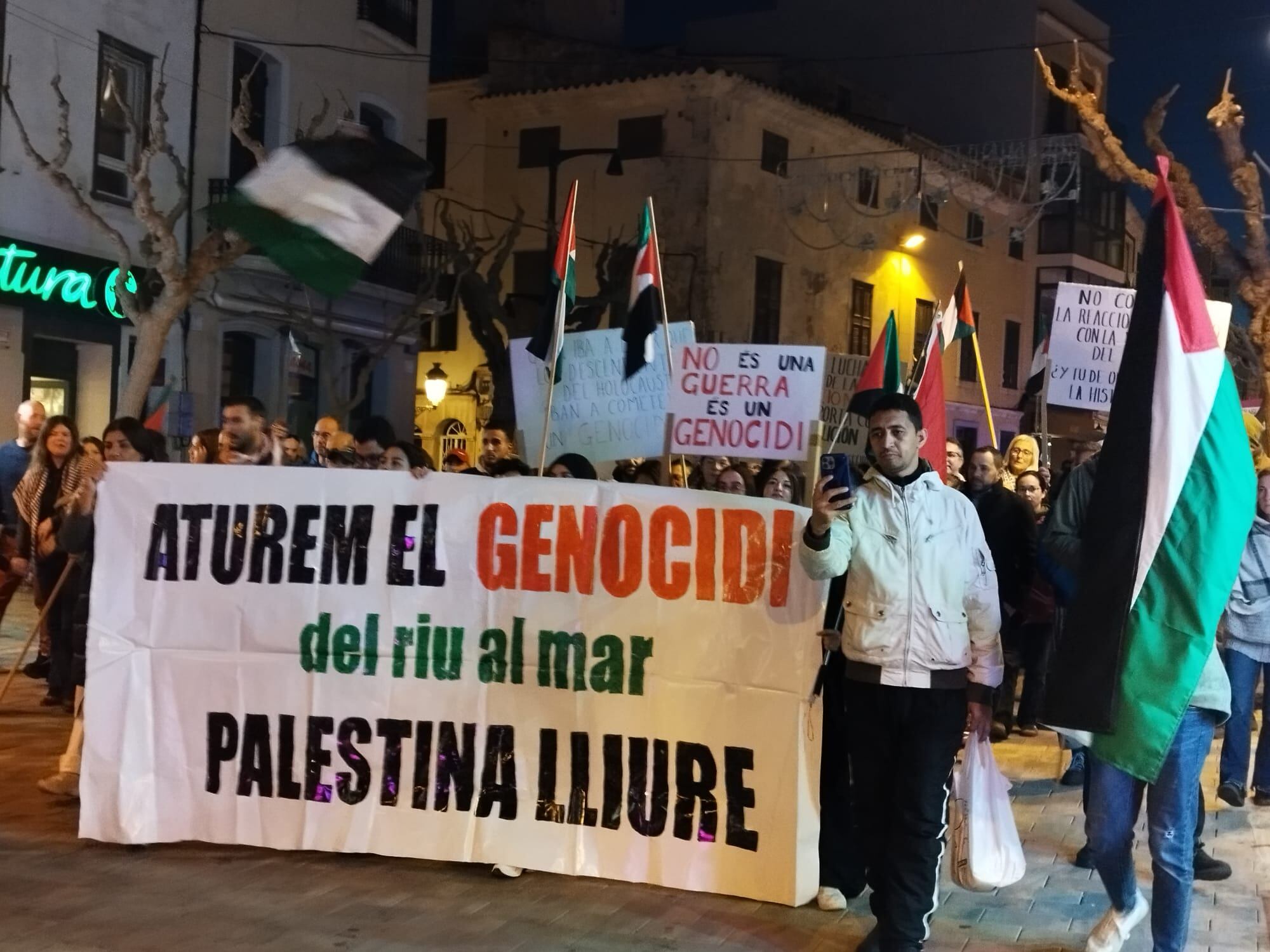 Unes 200 persones s'han manifestat a Maó a favor de la causa palestina.