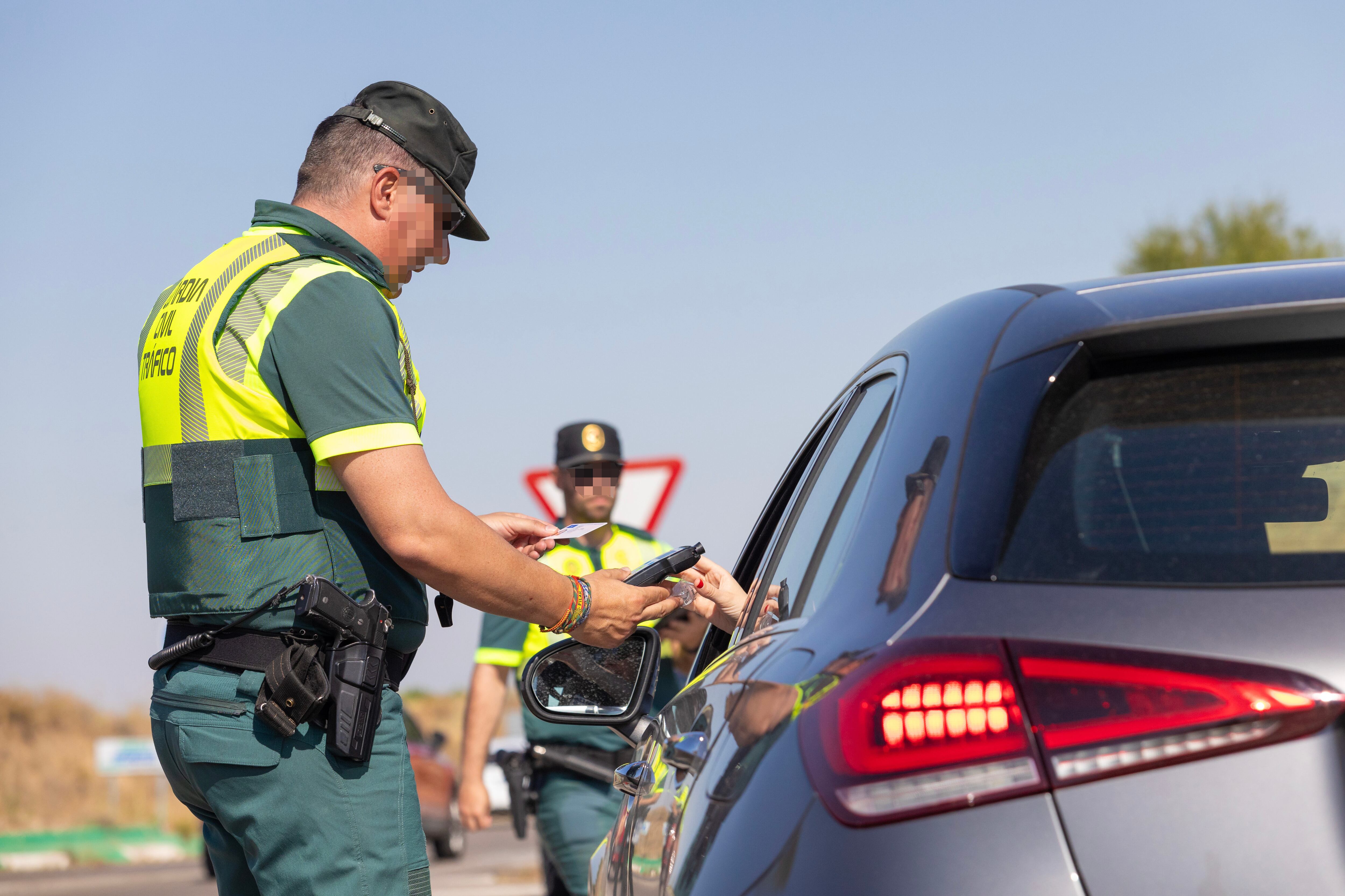 Varios agentes de la Guardia Civil