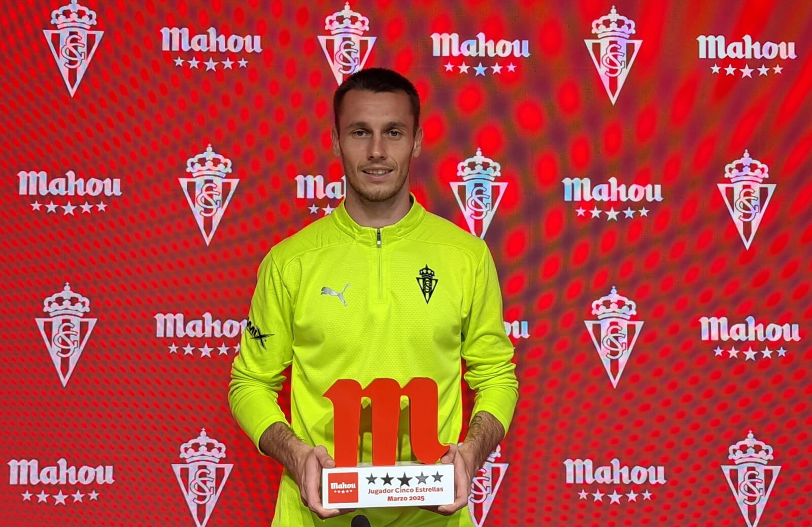 Jonathan Dubasin recoge su cuarto premio &#039;Jugador Cinco Estrellas&#039; de la temporada.