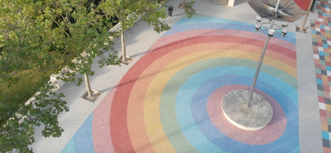 Plaza con los colores del arcoiris