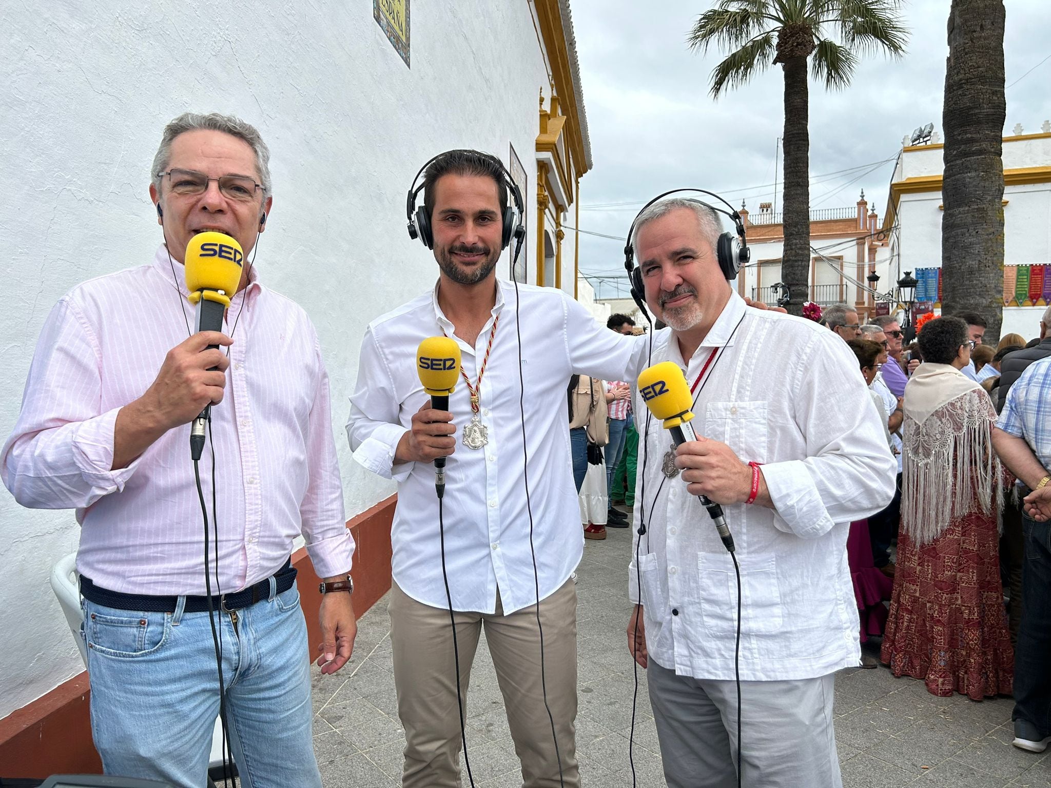 José Pérez Velázquez, presidente de la Hermandad del Rocío de Villamanrique con Salomón Hachuel y Diego Suárez