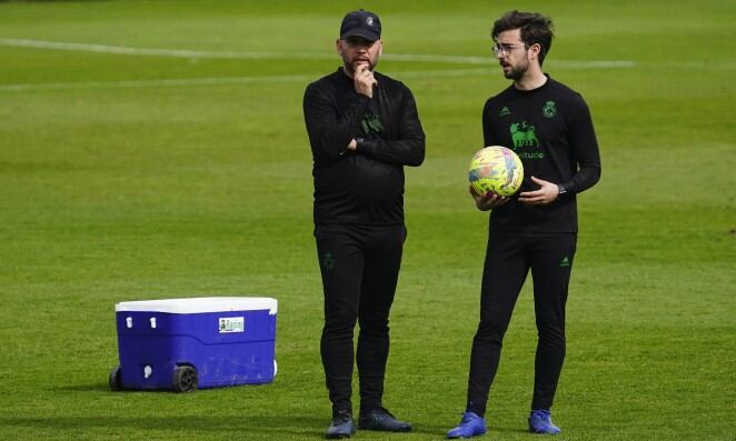 José Alberto y el analista Enric Soriano, sobre el césped