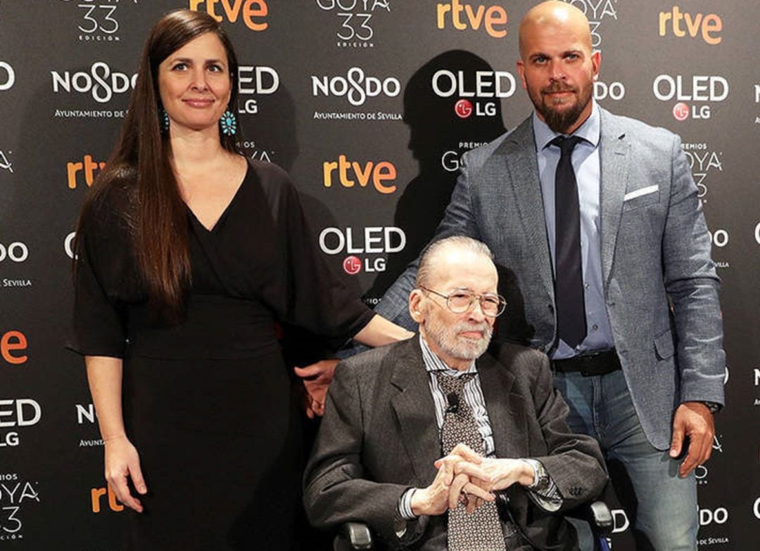 Chicho Ibáñez Serrador junto a sus hijos, Josefina Agnes Ibáñez Nauta y Alejandro Ibáñez Nauta, recibiendo el Goya de Honor 2019