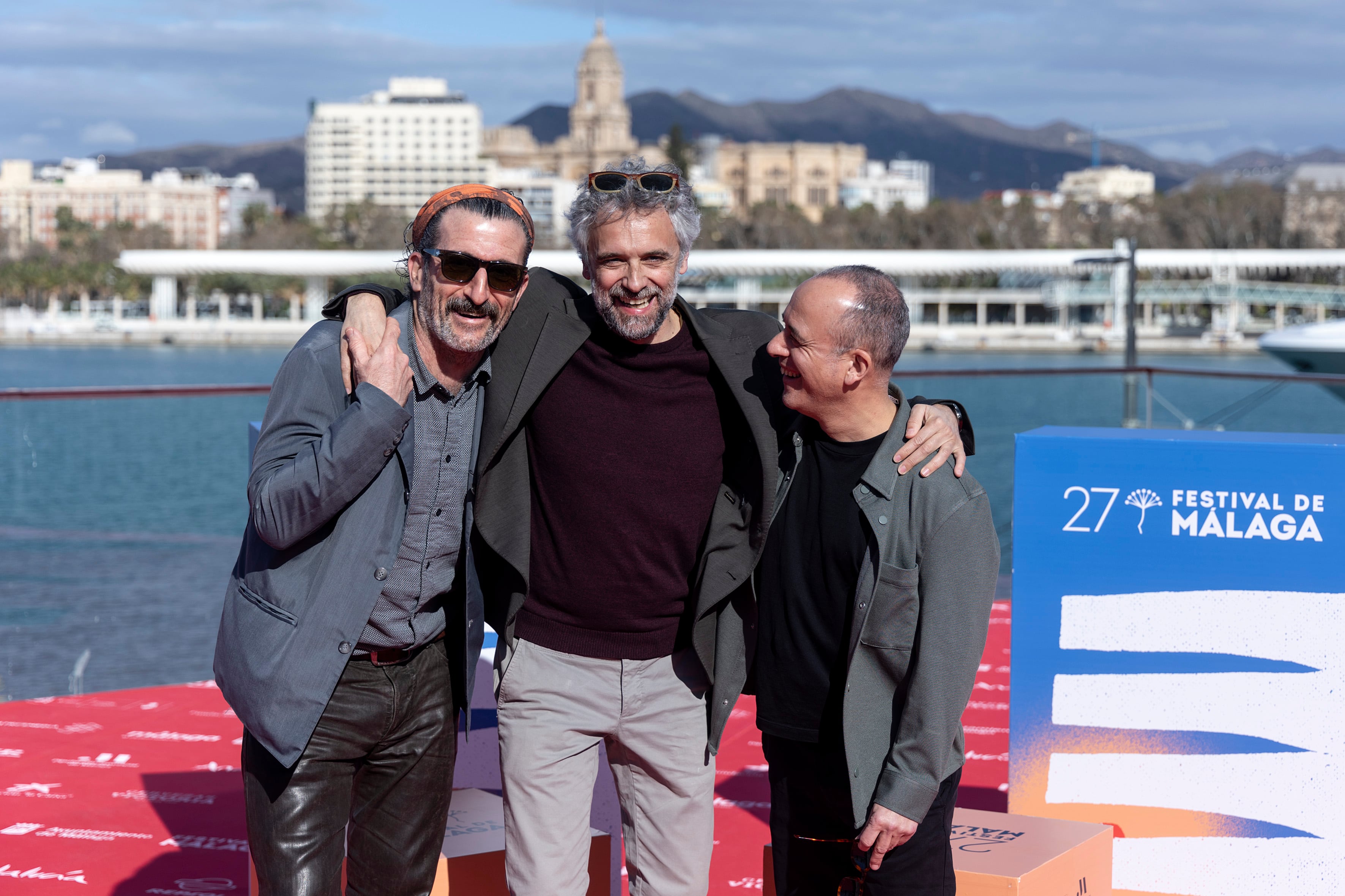 MÁLAGA, 02/03/2024.-Los actores Luis Zahera (i) y Javier Gutiérrez (d), junto al director Pau Durà (c), posan en el photocall de la película Pájaros que se presenta este sábado en el 27 Festival de Málaga. EFE/ Daniel Pérez
