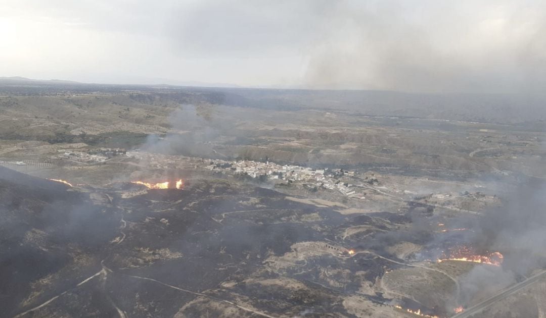 Imagen aérea del incendio originado en Freila