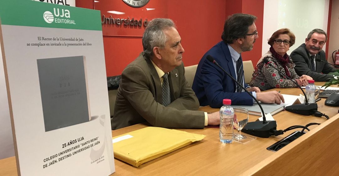 El rector de la UJA, Juan Gómez (segundo por la izqda), junto a otros responsables en el momento de la presentación del libro.