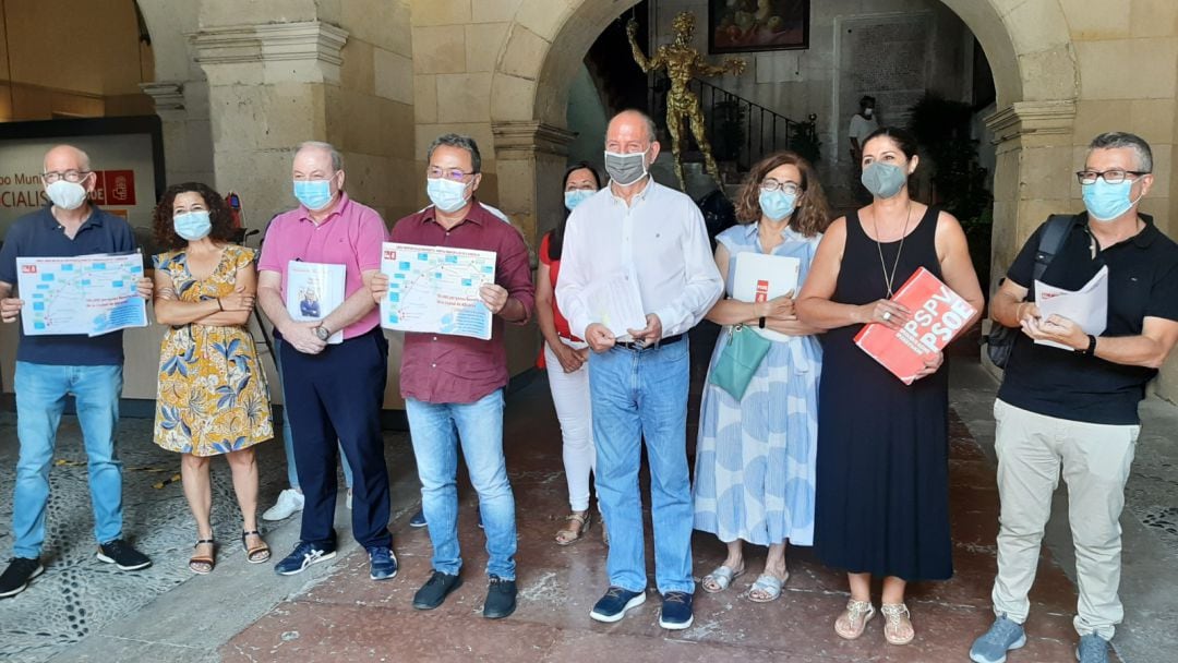 Miembros del PSOE muestran algunas de las mejoras introducidas por el bipartito gracias a sus alegaciones