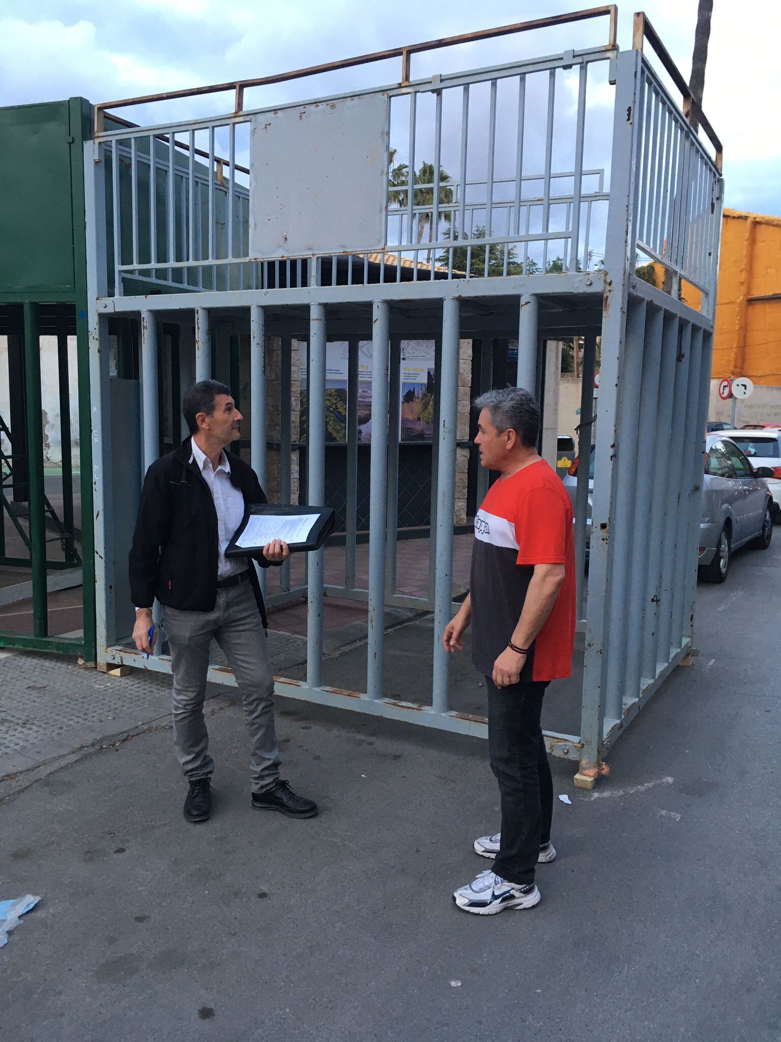 El concejal de fiestas de Almassora, Arturo Soler, ultimando los prepaparativos para las fiestas de Santa Quitèria.