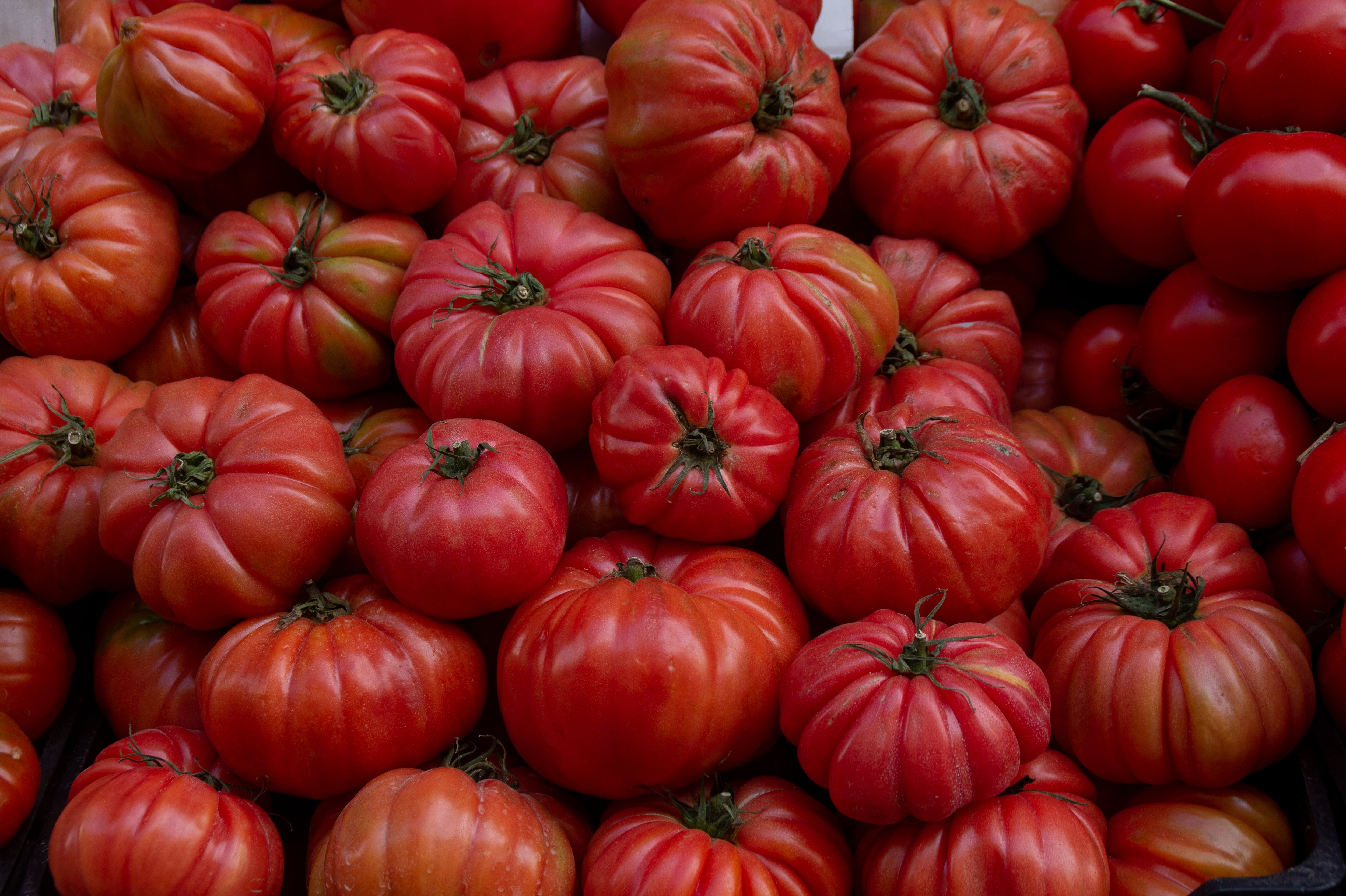 Tomates que saben a tomate en un mercadillo español.