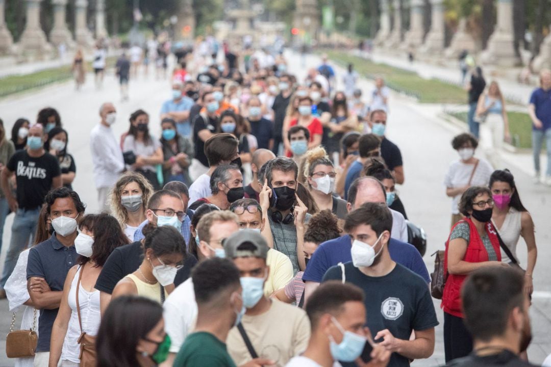 Numerosas personas esperan para vacunarse en un punto móvil instalado en Arco de Triunfo, en Barcelona.